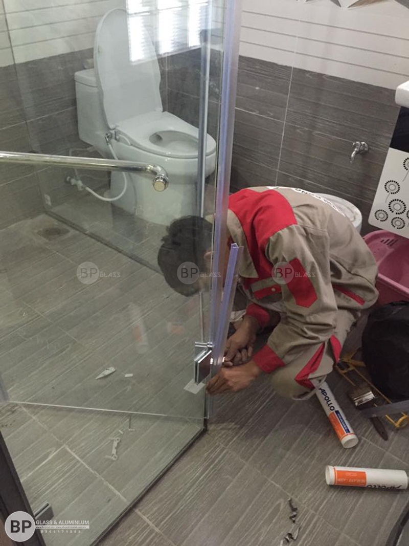 Lắp đặt phòng tắm vách kính tại số 305 Ngọc Hồi